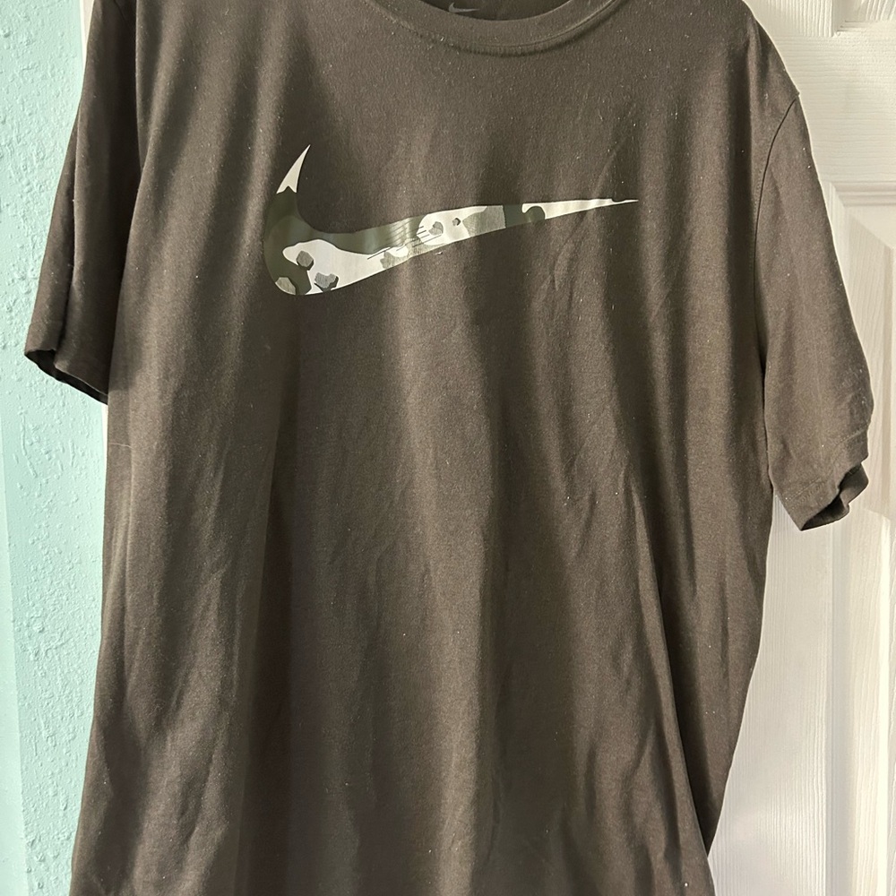 Nike Men's olive T-Shirt